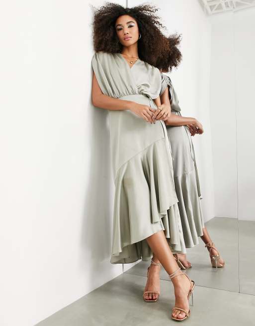 ASOS DESIGN - Robe portefeuille mi-longue de demoiselle d'honneur en satin avec détail froncé - Vert sauge 