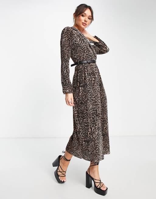 ASOS DESIGN - Robe portefeuille plissée mi-longue avec ceinture à imprimé léopard 