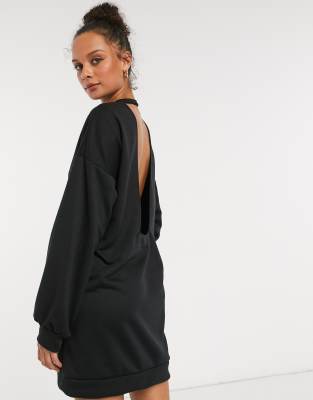 robe noir ouverte dans le dos