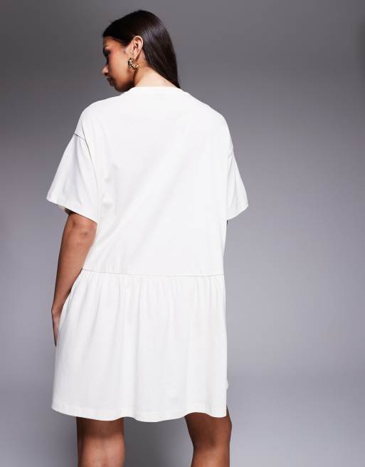 ASOS DESIGN - Robe t-shirt courte à basque avec manches courtes et taille basse à basque - Crème, 2 de 4