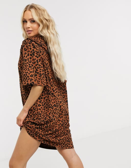 ASOS DESIGN - Robe t-shirt courte à col champêtre oversize et imprimé léopard, 2 de 4