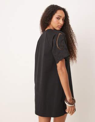 ASOS DESIGN - Robe t-shirt courte au crochet avec manches en dentelle - Noir - view 1