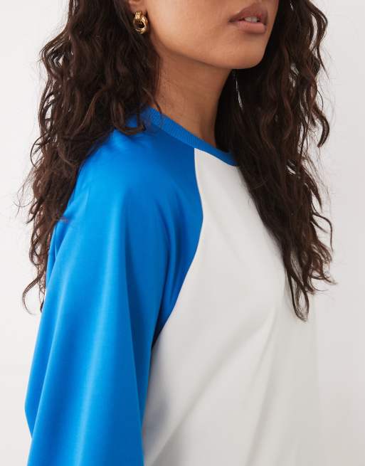 ASOS DESIGN - Robe t-shirt courte en maille à manches raglan contrastantes - Bleu vif et blanc, 3 de 4