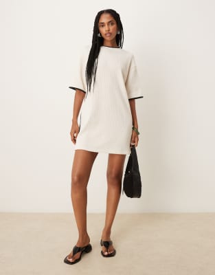 ASOS DESIGN - Robe t-shirt courte en maille côtelée - Crème-Blanc