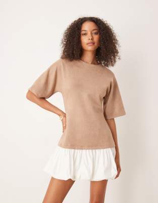 ASOS DESIGN - Robe t-shirt courte en suédine avec ourlet bouffant - Camel - view 1