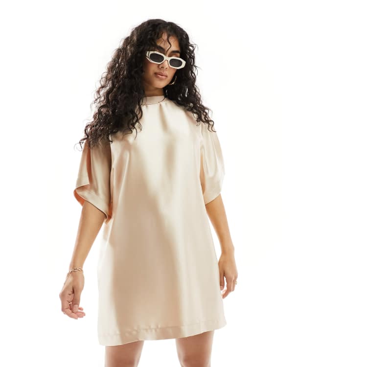 ASOS DESIGN Robe t shirt courte et oversize en satin Champagne ASOS