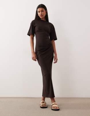 ASOS DESIGN - Robe t-shirt mi-longue froncée sur le côté - Chocolat-Brown