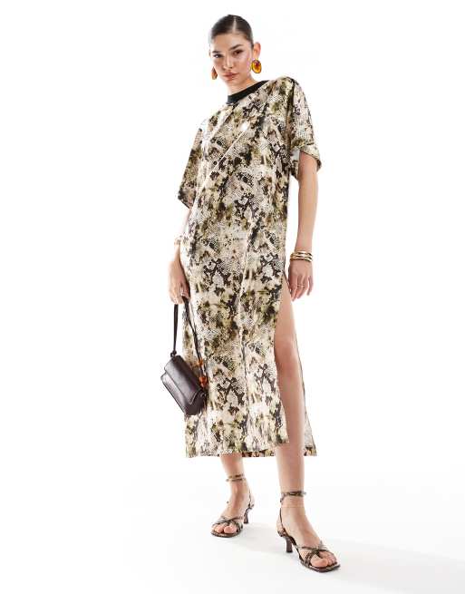 ASOS DESIGN - Robe t-shirt mi-longue oversize en satin à imprimé serpent