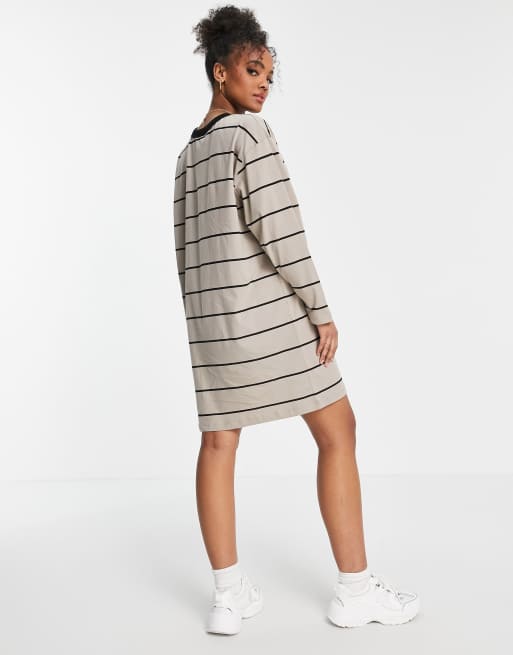 ASOS DESIGN - Robe t-shirt oversize à manches longues avec motif à rayures - Taupe et noir, 2 de 4