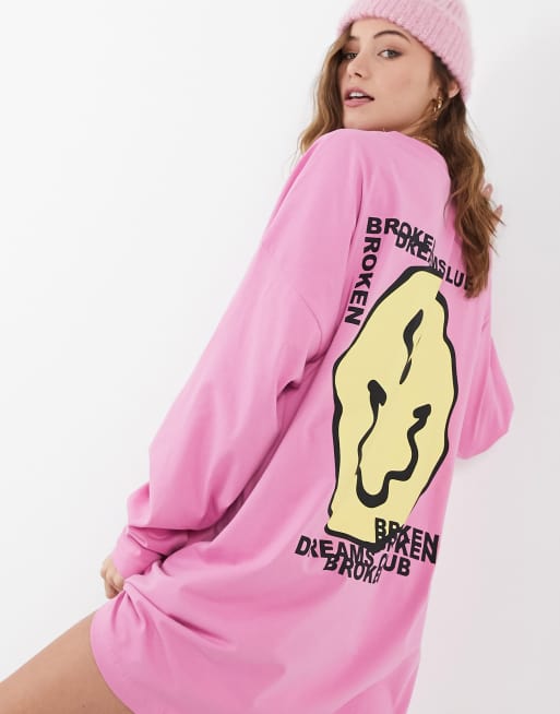 ASOS DESIGN - Robe t-shirt oversize à manches longues avec motif visage jaune - Rose