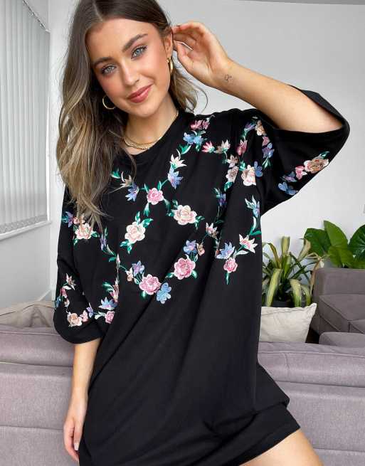 ASOS DESIGN Robe t shirt oversize avec broderie fleurie crois e