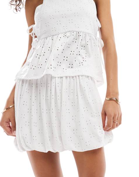 ASOS DESIGN – Rock in Weiß mit Lochstickerei und Ballonsaum, Kombiteil - view 1