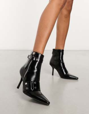 ASOS DESIGN - Rocker - Kniehohe Stiefel in Schwarz mit Nieten und Kitten-Absatz