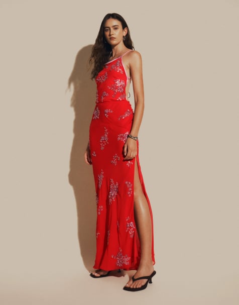 ASOS DESIGN – Röd, diagonalskuren maxiklänning i halvskir chiffong med öppen rygg och utsmyckade blommor - view 1