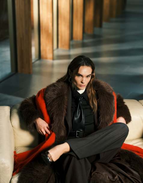 ASOS DESIGN – Röd, fluffig, vävd halsduk med fransar - view 1