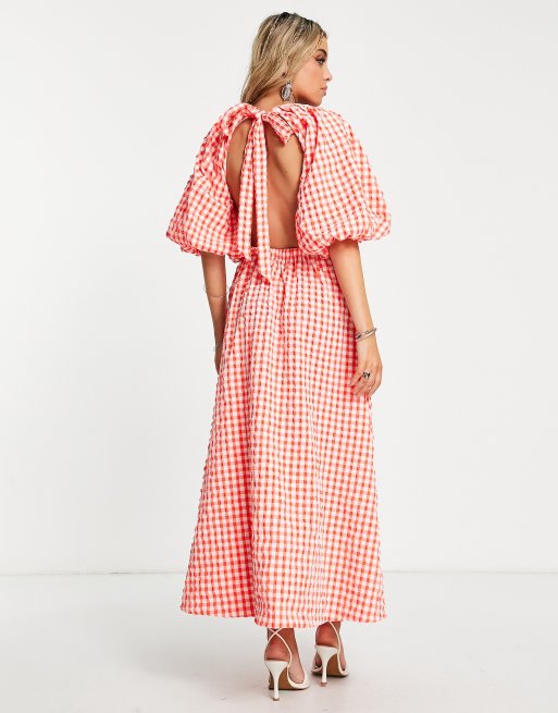 ASOS DESIGN – Röd ginghamrutig maxiklänning med textur, öppen rygg och puffärmar, 2 av 4