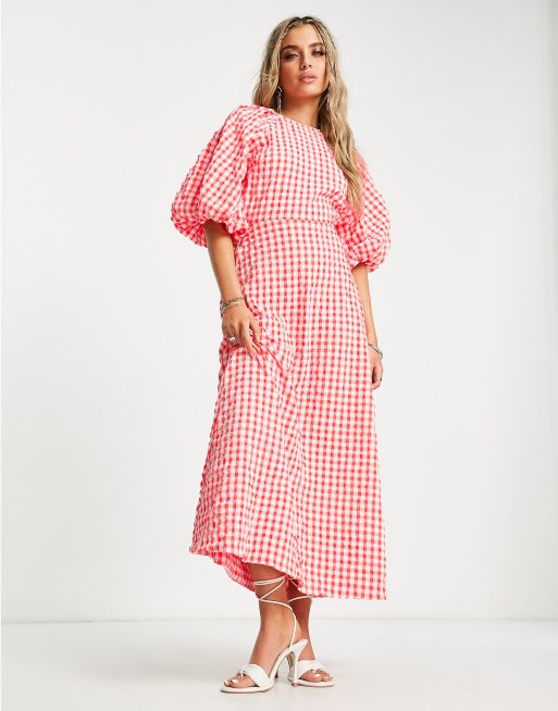 ASOS DESIGN – Röd ginghamrutig maxiklänning med textur, öppen rygg och puffärmar, 4 av 4
