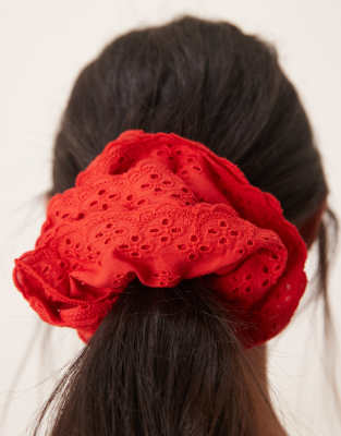 ASOS DESIGN – Röd hårsnodd i broderie anglaise - view 1