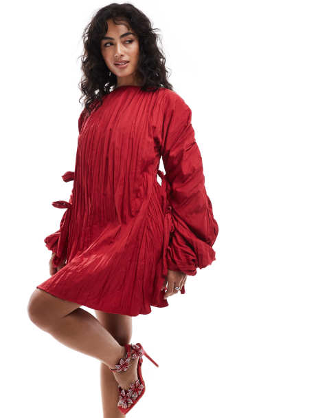 ASOS DESIGN – Röd, krinklad, strukturerad miniklänning i satin med ballongärmar och knytning - view 1