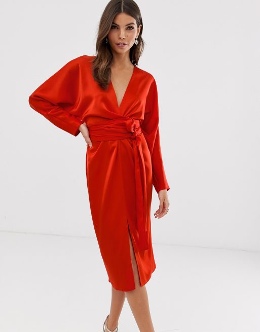 ASOS DESIGN – Röd midiklänning i satin med pingvinärm och omlottdesign i midjan