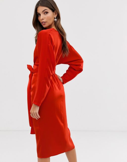 ASOS DESIGN – Röd midiklänning i satin med pingvinärm och omlottdesign i midjan, 2 av 4