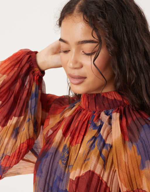 ASOS DESIGN – Röd och blåblommig, krinklad maxiklänning med hög krage och blusärmar, 2 av 4