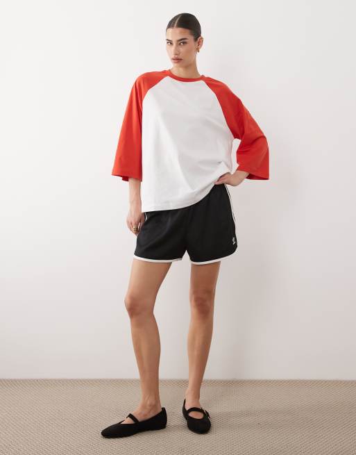 ASOS DESIGN – Röd och vit t-shirt i oversize med kontrasterande raglan-ärmar, 2 av 4
