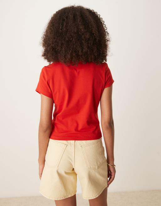 ASOS DESIGN – Röd t-shirt i kort, liten design med "orange"-applikation, 3 av 4