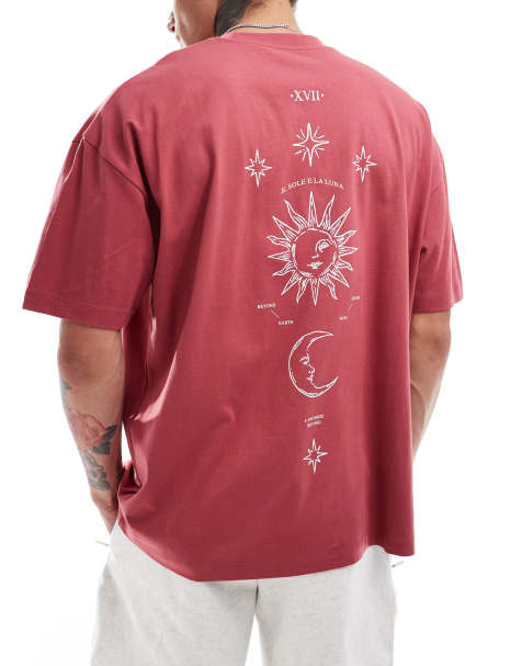 ASOS DESIGN – Röd t-shirt i oversize med himmelskt tryck längs ryggraden - view 1