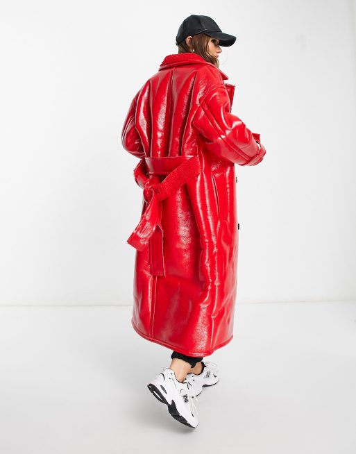 ASOS DESIGN – Röd trenchcoat i oversize av bunden teddy och vinyl, 2 av 4