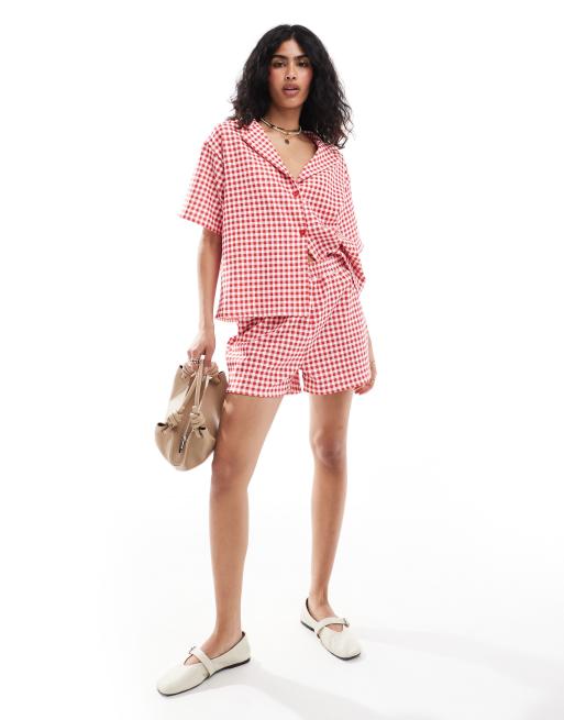 ASOS DESIGN – Röda ginghamrutiga shorts i lång modell, del av set
