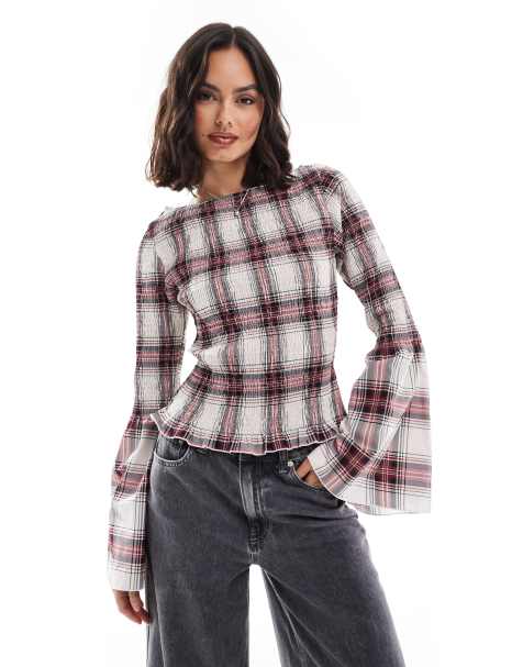 ASOS DESIGN – Rödrutig topp i poplin med smockade, utsvängda ärmar - view 1