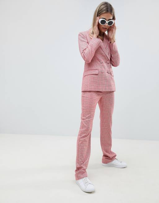 ASOS DESIGN – Rödrutiga, figursydda utsvängda byxor med smal passform