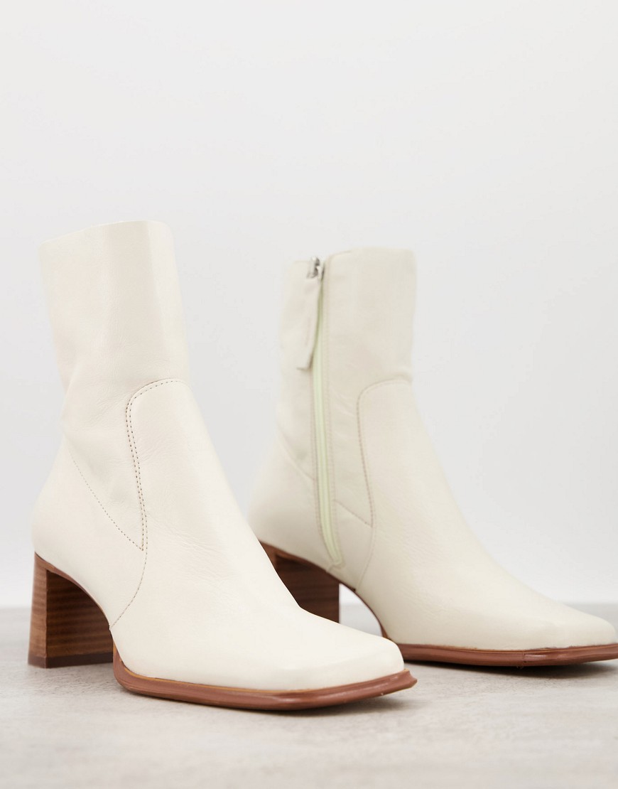 asos design -  – Roisin – Stiefel aus hochwertigem Leder mit eckiger Zehenpartie, in gebrochenem Weiß