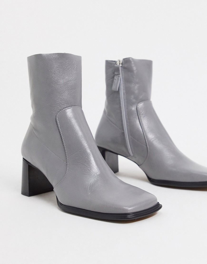asos design -  – Roisin – Stiefel aus hochwertigem Leder mit eckiger Zehenpartie in Grau