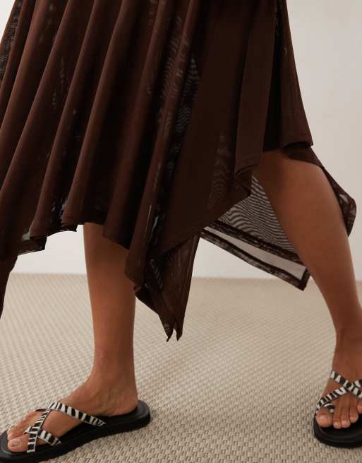 ASOS DESIGN - Rok van doorschijnend mesh met zakdoekzoom in chocoladebruin, 4 van 5
