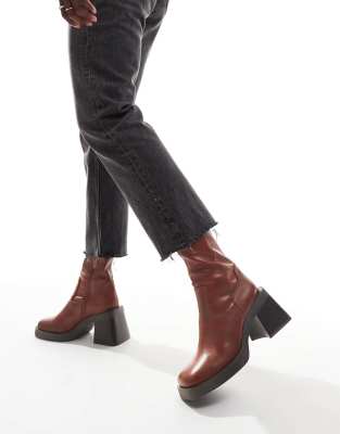 ASOS DESIGN - Rome - Stiefel in Hellbraun mit Plateausohle, eckiger Zehenpartie und mittelhohem Absatz, weite Passform