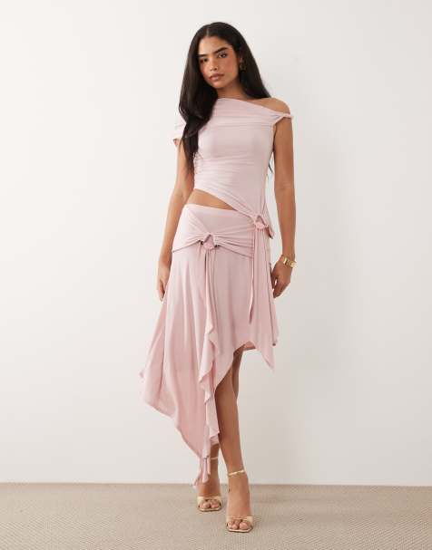 ASOS DESIGN – Rosa, åtsmitande och asymmetriskt set med metalldetalj - view 1