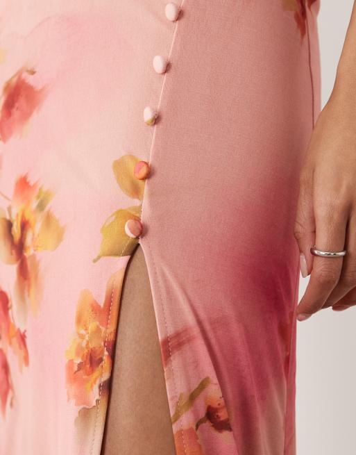 ASOS DESIGN – Rosa, blommig maxiklänning med rynkad byst och slits med knappar i stretchig chiffong, 3 av 4