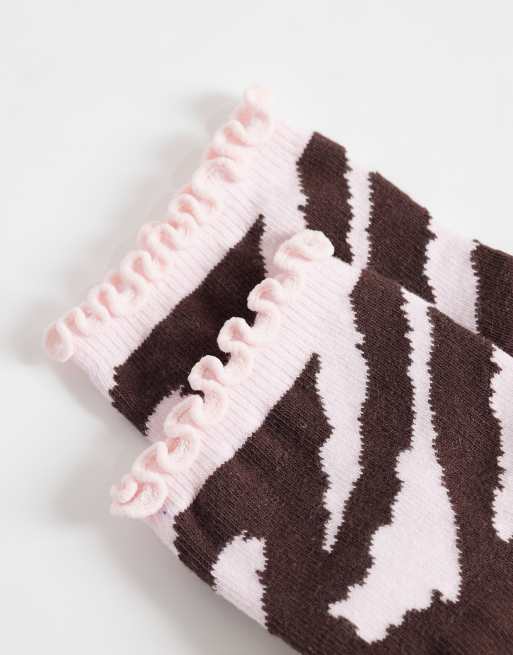 ASOS DESIGN – Rosa, bruna och zebramönstrade ankelstrumpor med volangkant, 2 av 3