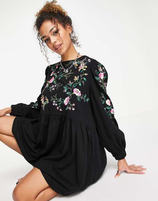 ASOS DESIGN – Rosa geblümtes, langärmliges Mini-Hängerkleid in Schwarz mit Stickerei