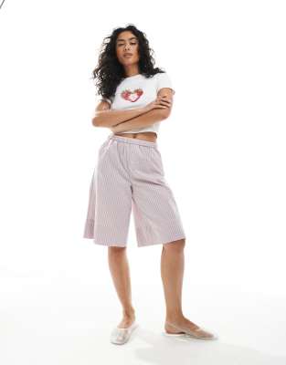 ASOS DESIGN - Rosa gestreifte, länger geschnittene Boxershorts-Bunt