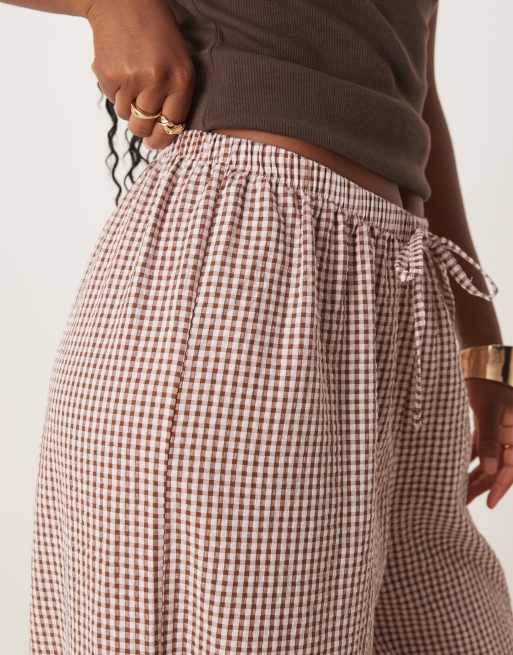 ASOS DESIGN – Rosa, ginghamrutiga byxor med vida ben och resårmidja, 4 av 5