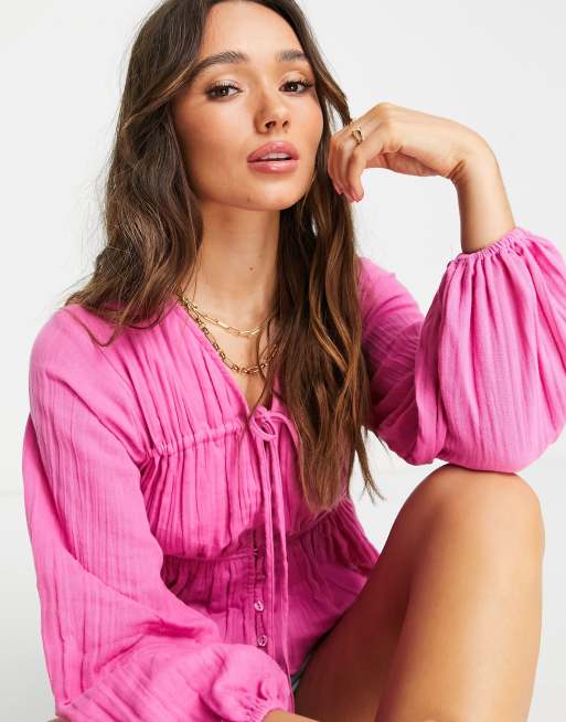 ASOS DESIGN – Rosa, naturligt krinklad topp med knappar och knytning framtill och långa ärmar