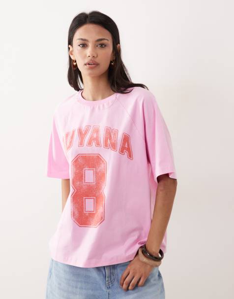 ASOS DESIGN – Rosa och röd t-shirt i oversized fit med Guyana-collegetryck - view 1