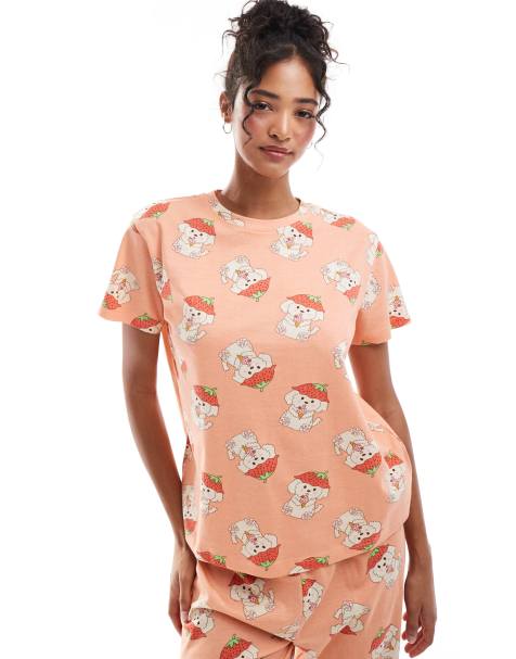 ASOS DESIGN - Rosa pyjamassæt med bukser med tætsiddende kanter og T-shirt med jordbær-/hundeprint - view 1