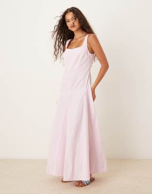 ASOS DESIGN – Rosa, randig, ärmlös midiklänning med markerad midja | ASOS