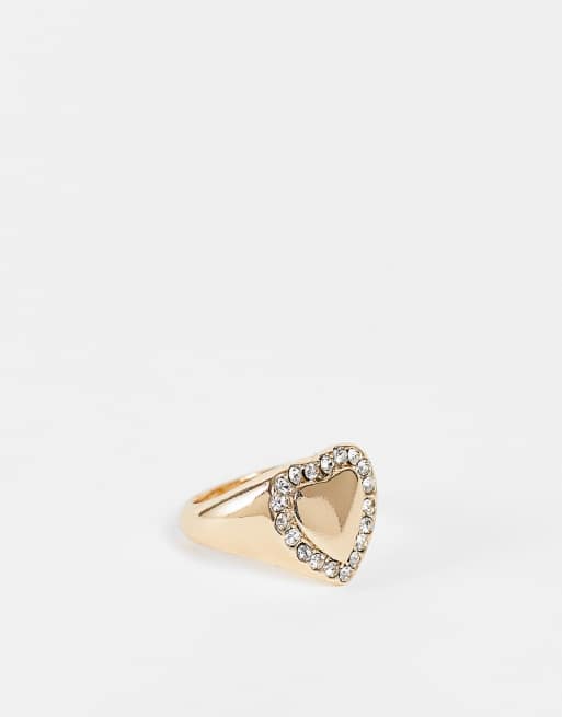 ASOS DESIGN – Rosa Ring in Goldoptik mit Herzdesign und Strassteinen
