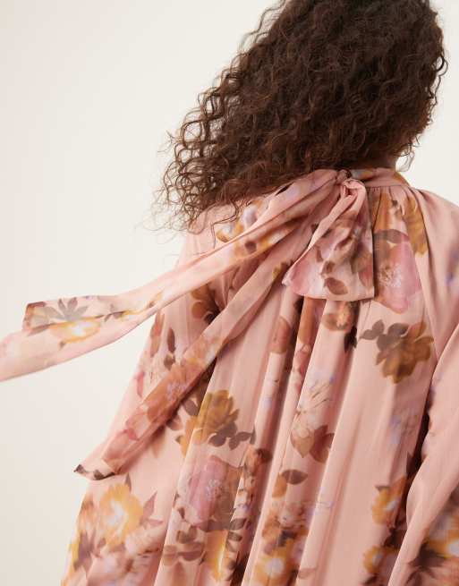 ASOS DESIGN – Rosa, smockad maxiklänning med rosett baktill och suddigt blommönster, 2 av 4