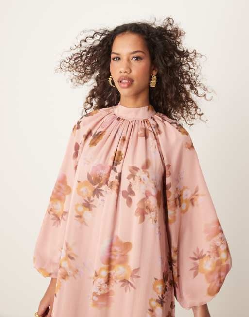 ASOS DESIGN – Rosa, smockad maxiklänning med rosett baktill och suddigt blommönster, 3 av 4